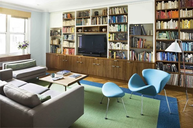 Design interior practic si rafinat cu o biblioteca de lemn-