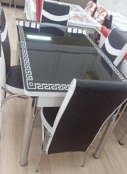 masa cu 4 scaune negre
